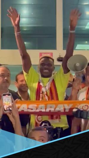 استقبال أسطوري لأوسيمين في تركيا بعد انتقاله لجالطة سراي